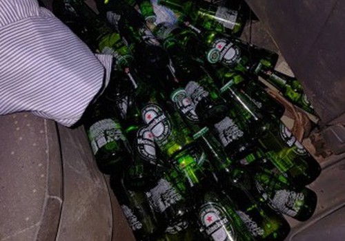 Homem é preso com dezenas de garrafas de Heineken após furtar fardos da cerveja em caminhão