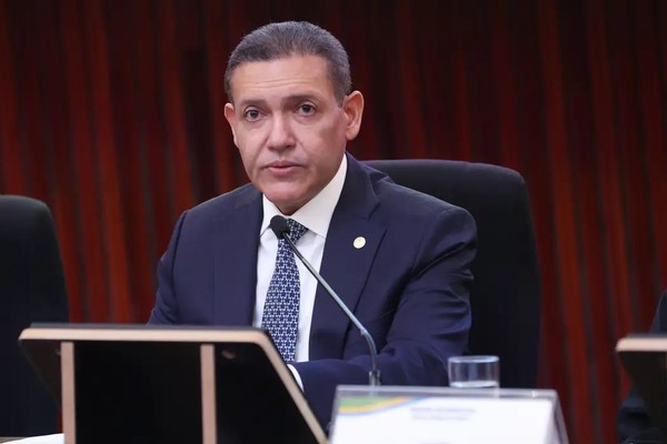 Presidente do TSE defende urna eletrônica em reunião com embaixadores