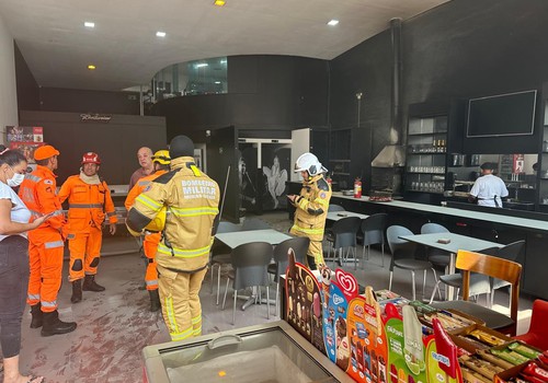 Funcionários de restaurante controlam princípio de incêndio e recebem elogios dos bombeiros