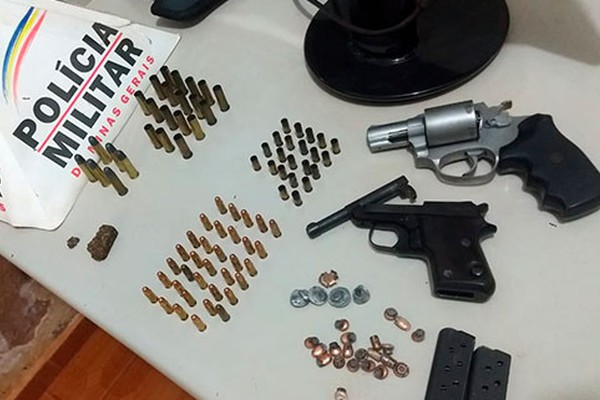 Homem de 51 anos é preso com duas armas após disparar contra policiais em Monte Carmelo