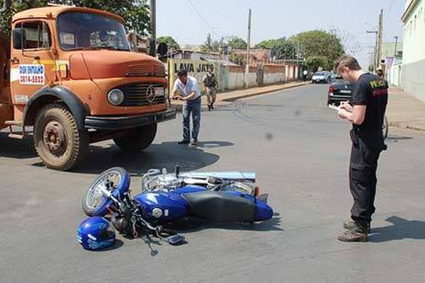 Acidente envolvendo moto e caminhão deixa motociclista ferido na Rua Ceará