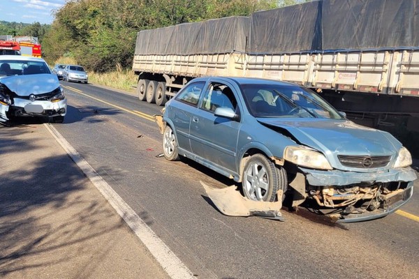 Duas pessoas ficam feridas após acidente com quatro veículos na BR-365 entre Patos de Minas e Patrocínio