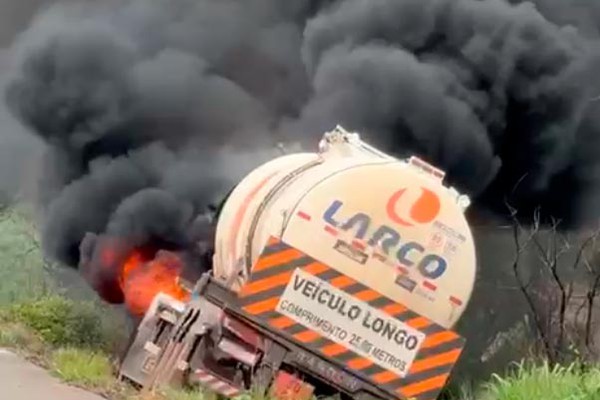 Carreta carregada com Diesel S10 pega fogo na BR365; pista interditada e trânsito por vias laterais