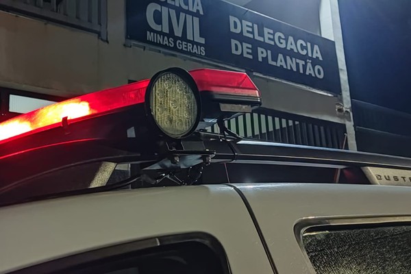 Homem embriagado xinga esposa, danifica carro do casal e acaba na delegacia, em Patos de Minas