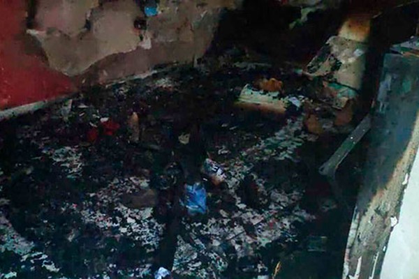 Incêndio destrói casa e namorado diz que foi “presente” para a moradora em Patos de Minas