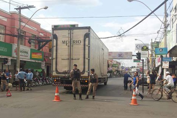 Caminhão arrasta fiação e para o trânsito na principal rua de Patos de Minas