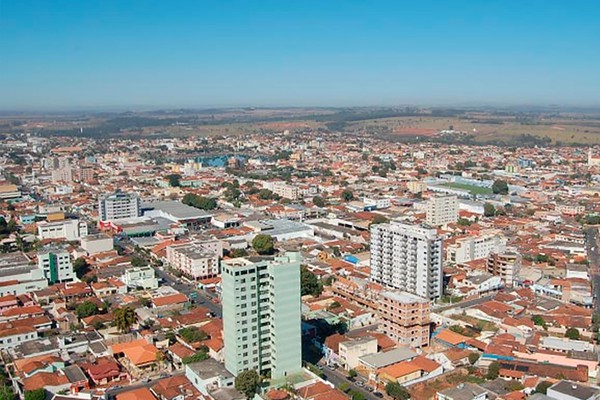 Contribuintes de Patos de Minas começam a receber guias do IPTU 2026; imposto vence em agosto