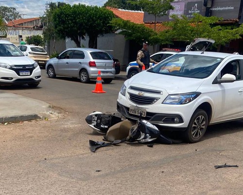 Carro para quase em cima de motoneta em acidente no Céu Azul; condutora ficou ferida