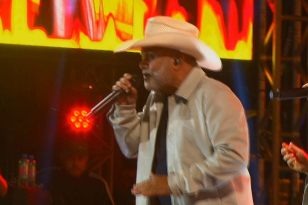 Rio Negro e Solimões emendam o sucesso "Ô de casa, Ô de fora" e colocam milhares de pessoas para cantar; veja ao vivo