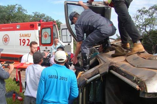 Motorista de 81 anos fica ferido ao capotar veículo na MGC 354 em Presidente Olegário