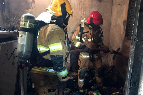 Corpo de Bombeiros controlam incêndio em residência em Presidente Olegário; não houve feridos