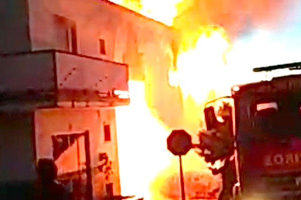 Corpo de Bombeiros trabalha para controlar incêndio em fábrica de móveis no Ipanema