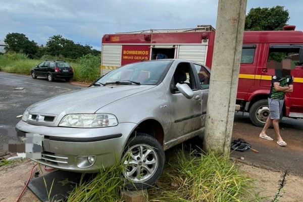 Homem de 47 anos é atropelado e fica preso embaixo de veículo no bairro Laranjeiras em Patos de Minas