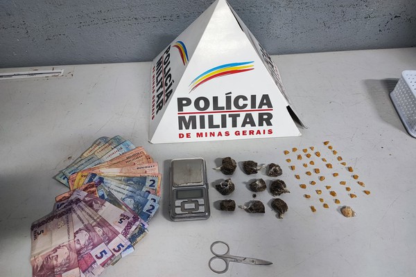 Após denúncia, PM encontra 41 pedras de crack e tabletes de maconha e prende morador em Patos de Minas