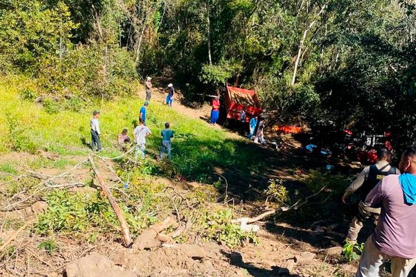 Trator capota durante construção de cerca e tira a vida de tratorista em Abadia dos Dourados