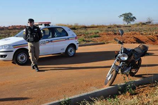Policiais encontram moto furtada próxima a loteamento no Bairro Sorriso