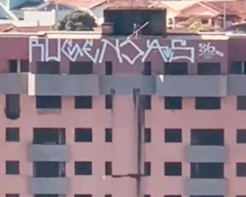 Vídeo mostra homem pichando topo de prédio inacabado na Avenida Fátima Porto