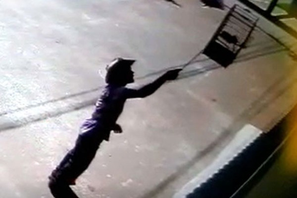 Imagens mostram homem de chapéu furtando gaiola com pássaro em Patos de Minas