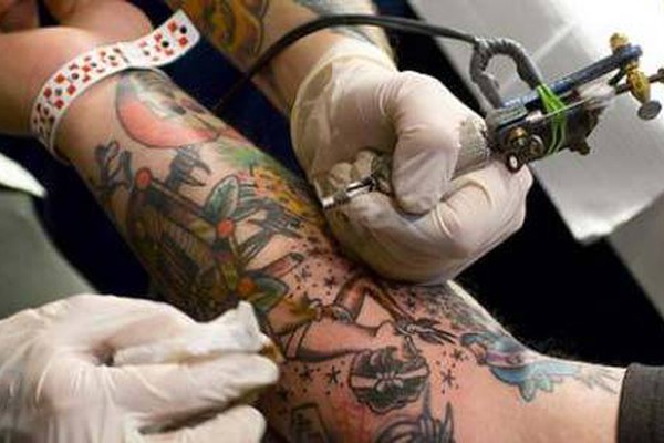 Pesquisa revela que a maioria dos jovens reprova e não faria tatuagem na pele