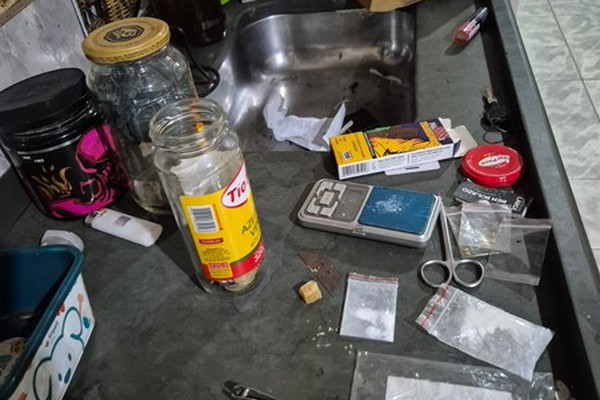 Irmãos são presos com moto adulterada, pé de maconha e outras drogas em Patos de Minas