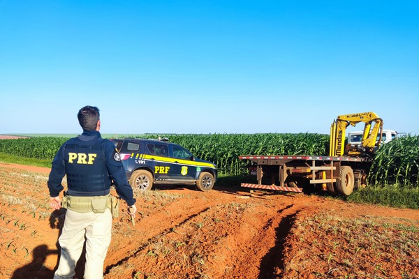 Após fuga e perseguição na BR 365, PRF apreende caminhão que havia sido roubado em Uberlândia