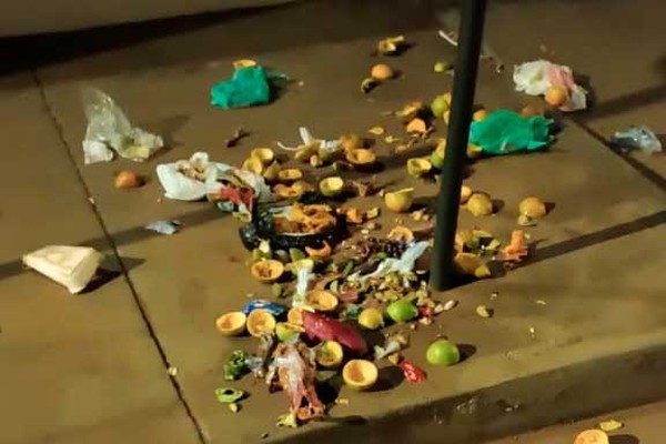 Lixo é espalhado por rua de Patos de Minas e revolta moradores; coleta será normalizada hoje