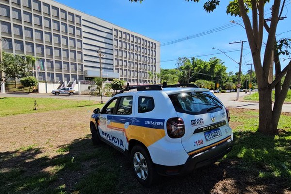 Pais de aluno que fizeram ataques a professor nas redes sociais vão responder na Justiça em Patos de Minas