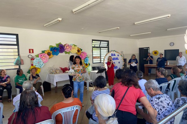 Comemoração do Dia do Idoso tem músicas, comidas, massagens e até espaço de beleza em Patos de Minas