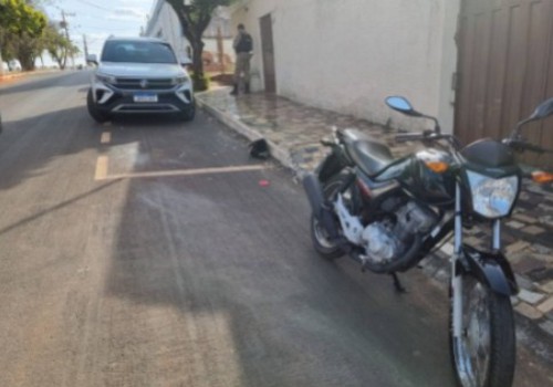 Motociclista fica ferido e acaba na delegacia após acidente de trânsito em Patos de Minas