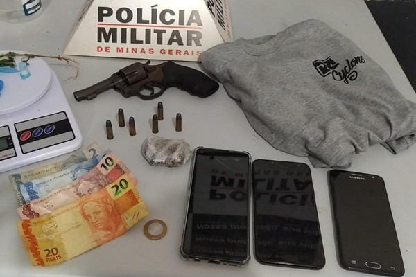 PM encontra drogas, arma de fogo e prende suspeito de homicídio em Patos de Minas