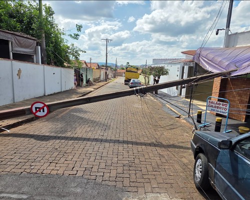 Motorista passa mal, bate em poste e estrutura cai sobre toldo de comércio em Patos de Minas
