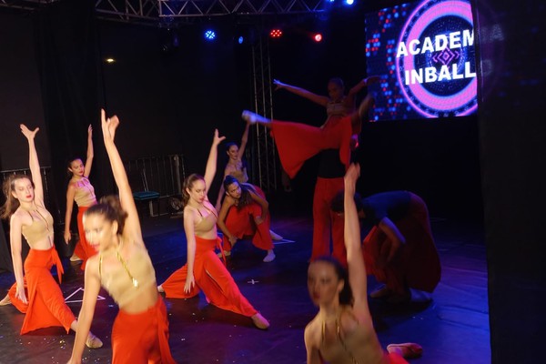 Dançarinas e dançarinos encantam Fenapraça com belas apresentações; ao vivo