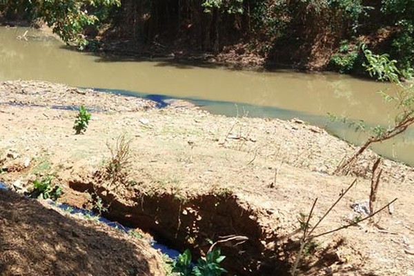 Tinta azul colore as águas do Paranaíba e reforça ainda mais a poluição que vem matando o Rio