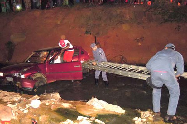 Bombeiros e Samu resgatam motorista que se confundiu e caiu dentro do Córrego do Monjolo