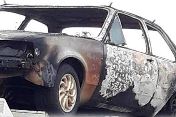 Carro furtado é encontrado incendiado em estrada vicinal de Presidente Olegário