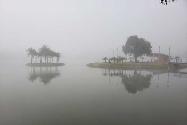 Patos de Minas amanhece coberta por neblina, mas previsão ainda indica chuva para hoje