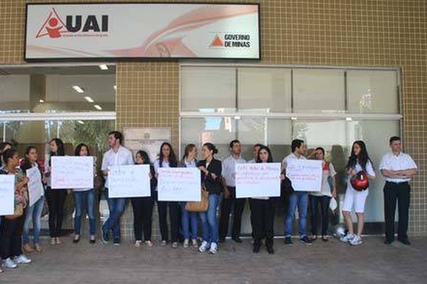 Servidores fecham UAI em protesto contra proposta de privatização dos serviços