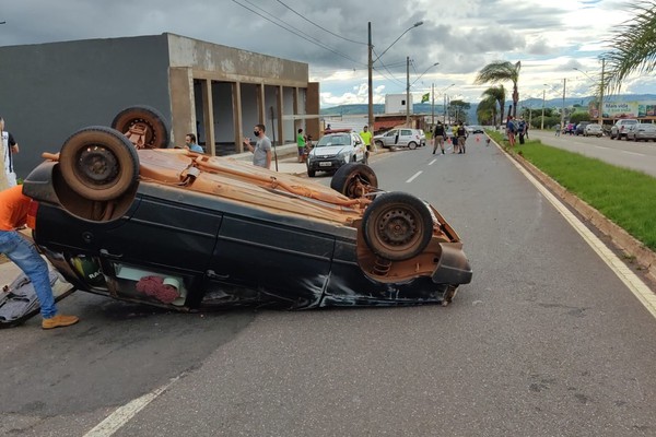 Veículo capota e para com as rodas para cima em acidente na Av. Marabá em Patos de Minas