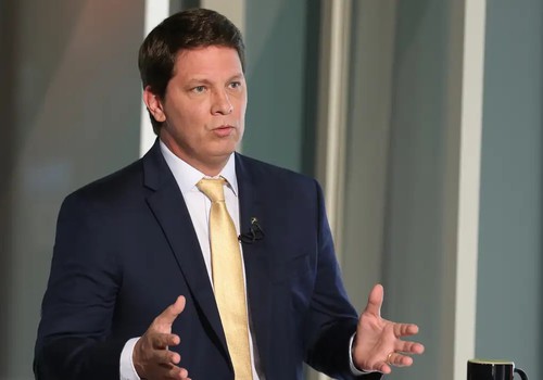 Dino cita risco de evasão e proíbe deputado Mario Frias de deixar país