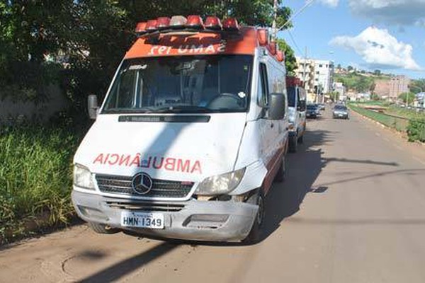 Pick up avança parada e ambulância do SAMU bate quando socorria paciente