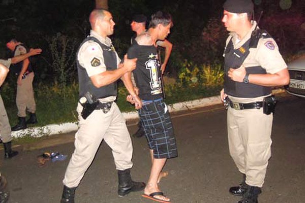 Após fuga alucinada pelas ruas da cidade, dupla é presa pela Polícia Militar na avenida Padre Almir