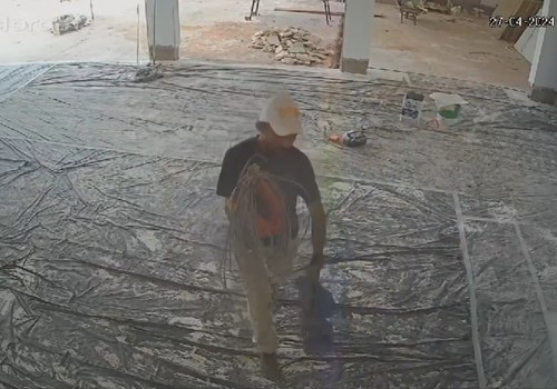Polícia Militar procura homem que entrou em uma construção e furtou um martelete e extensões, no bairro Caiçaras