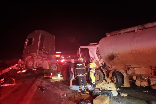 Grávida de 6 meses morre e crianças e motoristas ficam feridos em trágico acidente com 4 veículos de carga na BR 365