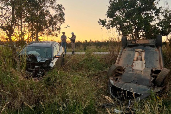 Veículos batem de frente e pelo menos três pessoas ficam feridas na BR 146, em Patos de Minas