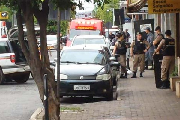PM faz cerco a assaltantes dentro de relojoaria em Patos de Minas; 7 são mantidos reféns