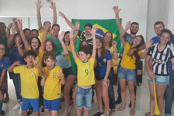 Torcedores patenses fazem festa para acompanhar a estreia do Brasil na Copa do Mundo