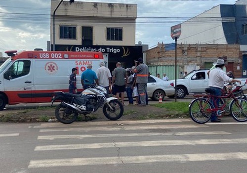 Motociclista precisa ser socorrido após ser atingido por picape na av. Paracatu, em Patos de Minas