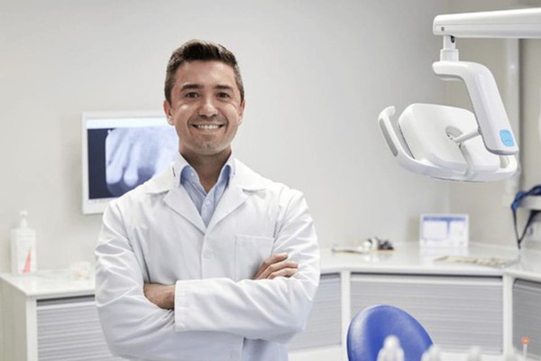 Dia do Implante Dentário. Parcelas a partir de R$ 99 e Parcelamentos em até 40x; Confira Condições
