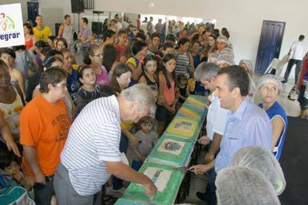 Programa Integrar comemora o 6º aniversário com bolo gigante e muitas brincadeiras