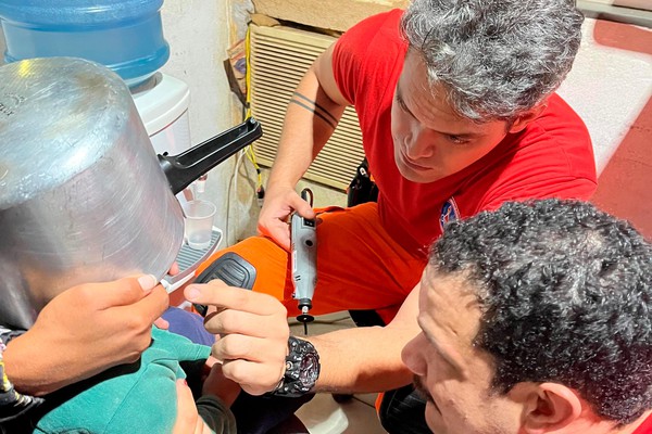 Garotinho fica com panela de pressão presa na cabeça e precisa ser socorrido pelos bombeiros
